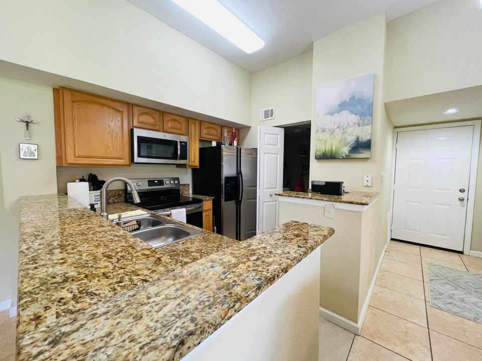 For Sale: $219,999 (2 beds, 2 baths, 1033 Square Feet)