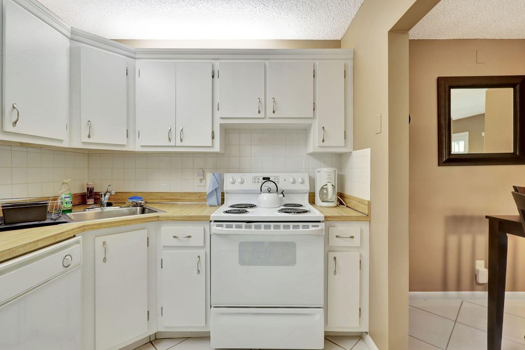 Active With Contract: $135,000 (1 beds, 1 baths, 682 Square Feet)