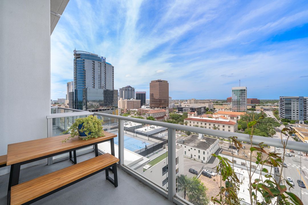 For Sale: $349,900 (1 beds, 1 baths, 928 Square Feet)