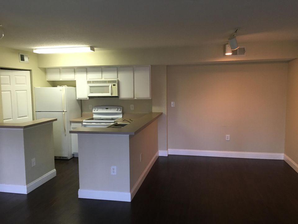 For Rent: $1,900 (2 beds, 2 baths, 1033 Square Feet)