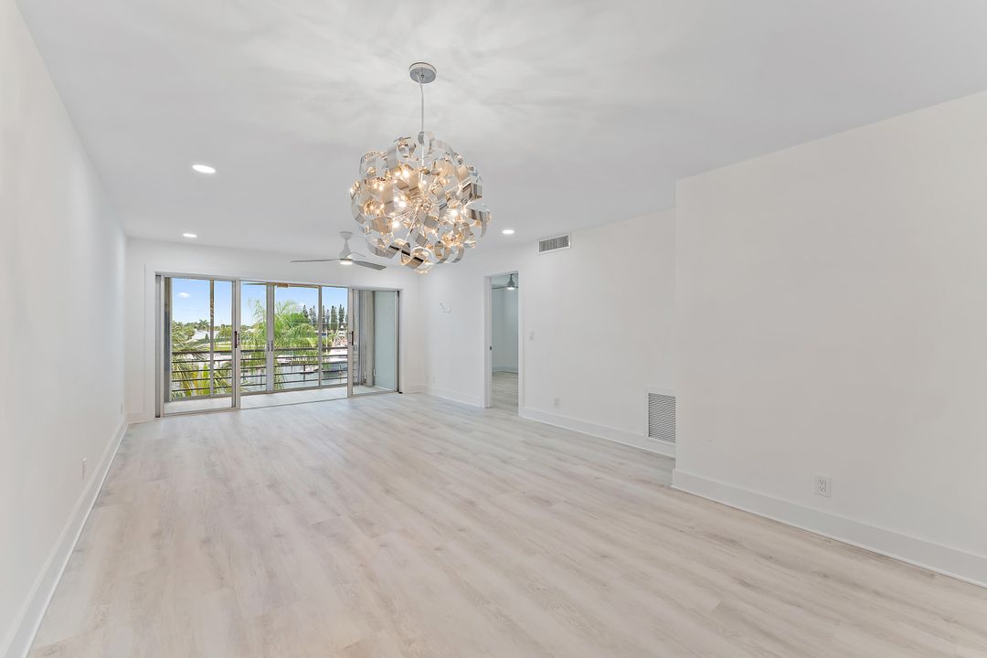 For Sale: $524,900 (2 beds, 2 baths, 1200 Square Feet)