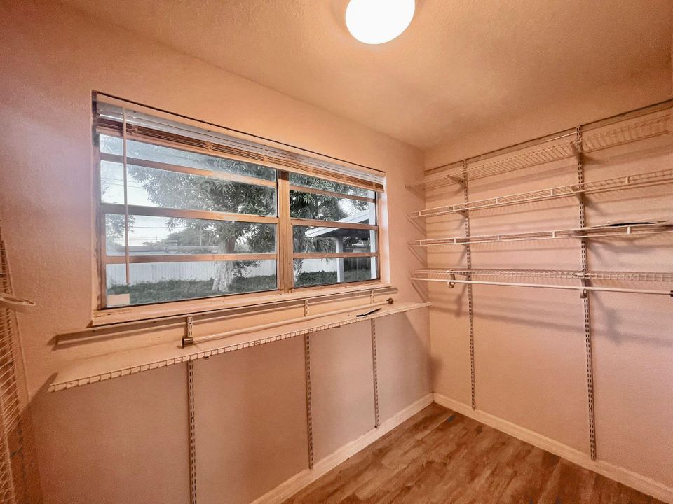 For Sale: $395,000 (2 beds, 2 baths, 1296 Square Feet)