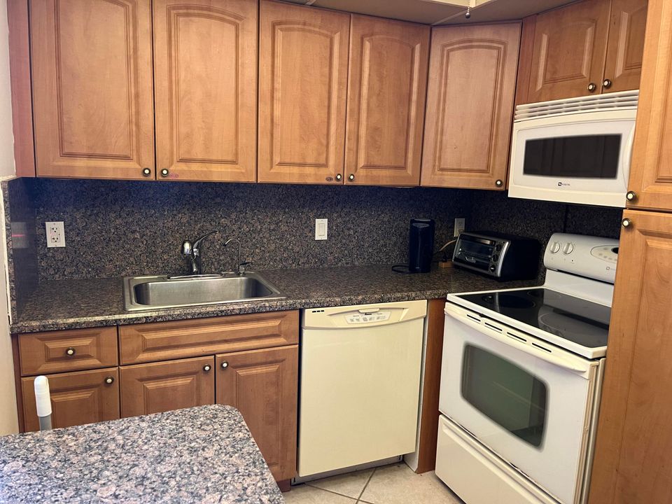 For Sale: $112,500 (2 beds, 2 baths, 883 Square Feet)
