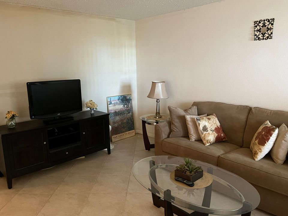 For Sale: $112,500 (2 beds, 2 baths, 883 Square Feet)