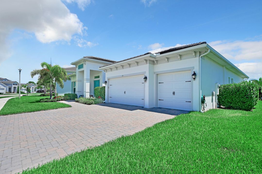 For Sale: $1,299,000 (3 beds, 2 baths, 2668 Square Feet)