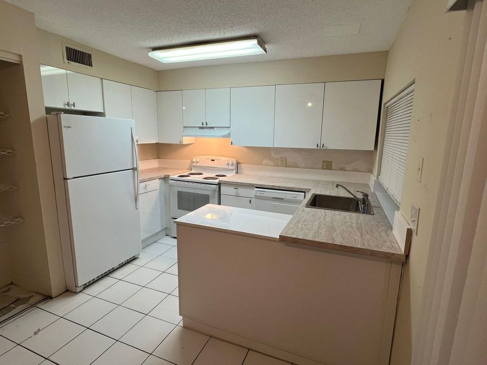 For Rent: $1,700 (2 beds, 1 baths, 840 Square Feet)