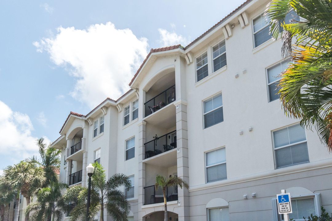 Active With Contract: $2,400 (2 beds, 2 baths, 1225 Square Feet)