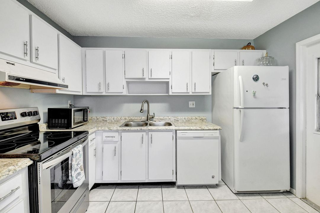 For Sale: $340,000 (2 beds, 2 baths, 1377 Square Feet)
