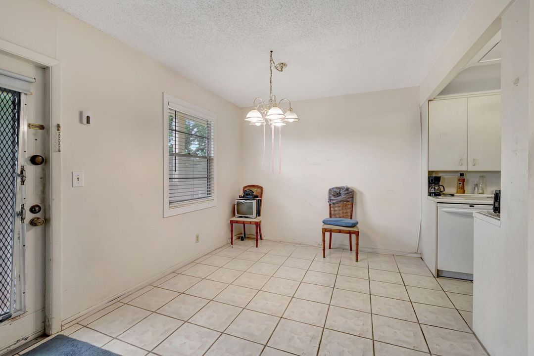 For Sale: $125,000 (2 beds, 1 baths, 860 Square Feet)