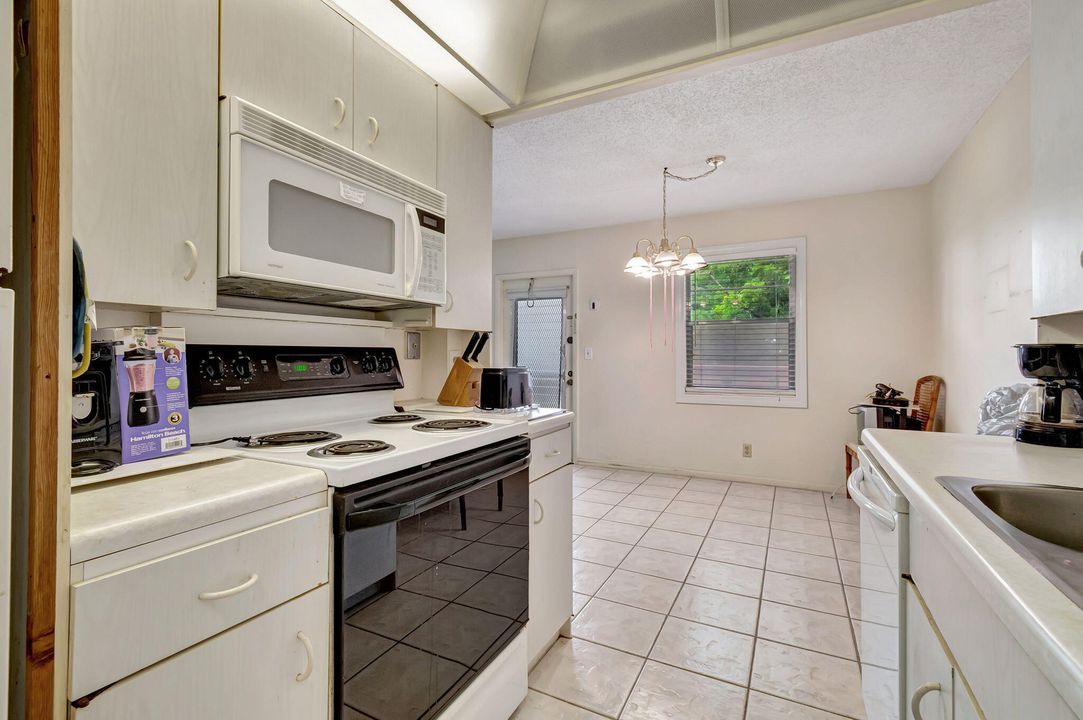 For Sale: $125,000 (2 beds, 1 baths, 860 Square Feet)