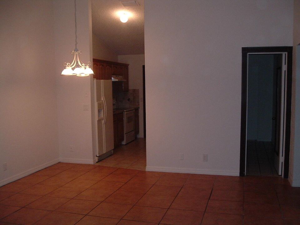 For Rent: $1,800 (2 beds, 1 baths, 1000 Square Feet)