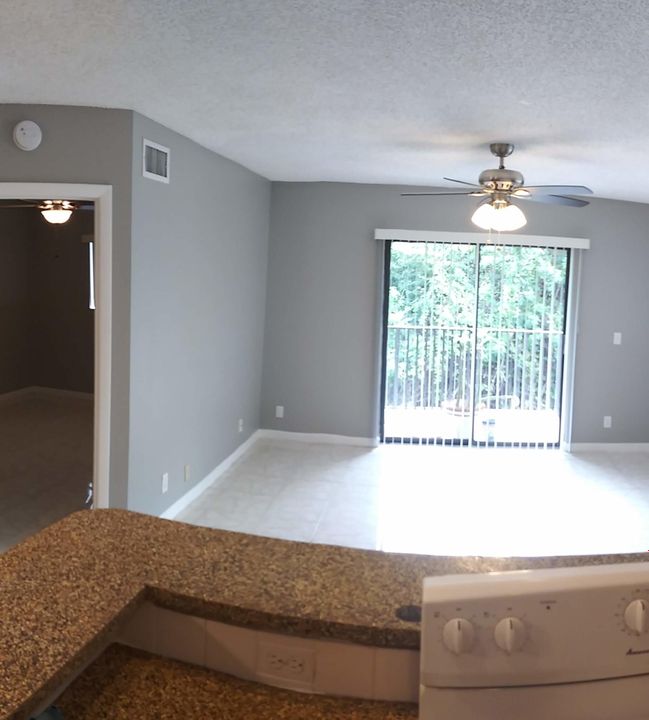 For Rent: $2,000 (2 beds, 2 baths, 887 Square Feet)