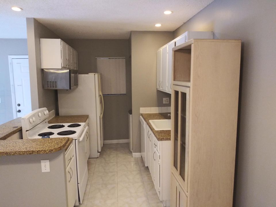 For Rent: $2,000 (2 beds, 2 baths, 887 Square Feet)