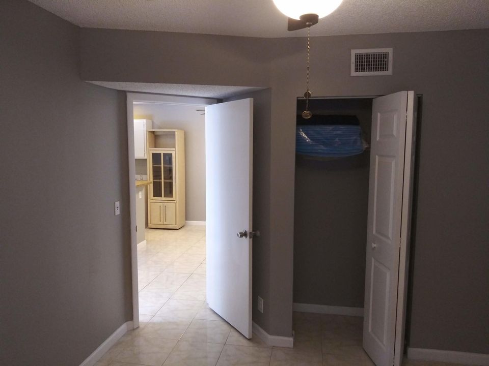 For Rent: $2,000 (2 beds, 2 baths, 887 Square Feet)