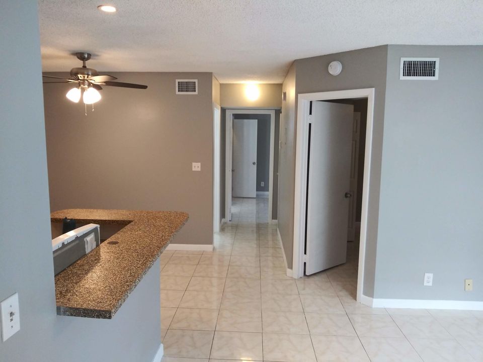 For Rent: $2,000 (2 beds, 2 baths, 887 Square Feet)