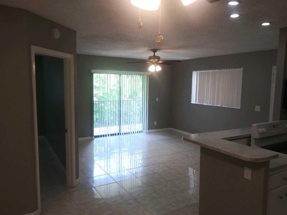 For Rent: $2,000 (2 beds, 2 baths, 887 Square Feet)