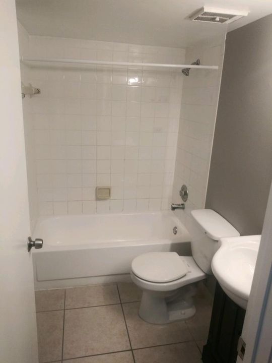 For Rent: $2,000 (2 beds, 2 baths, 887 Square Feet)