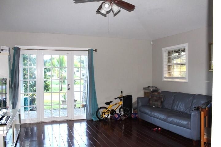 For Rent: $2,300 (2 beds, 1 baths, 720 Square Feet)