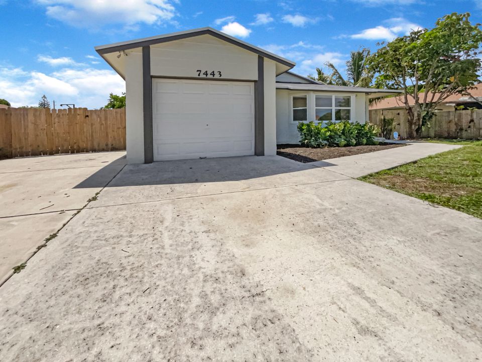 Active With Contract: $416,000 (3 beds, 2 baths, 1261 Square Feet)