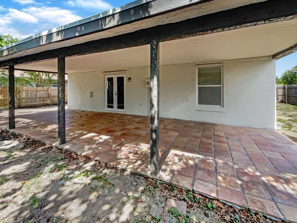For Sale: $416,000 (3 beds, 2 baths, 1261 Square Feet)