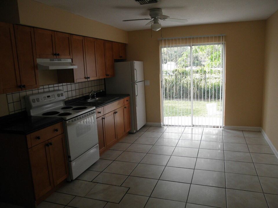 For Rent: $1,800 (2 beds, 1 baths, 879 Square Feet)