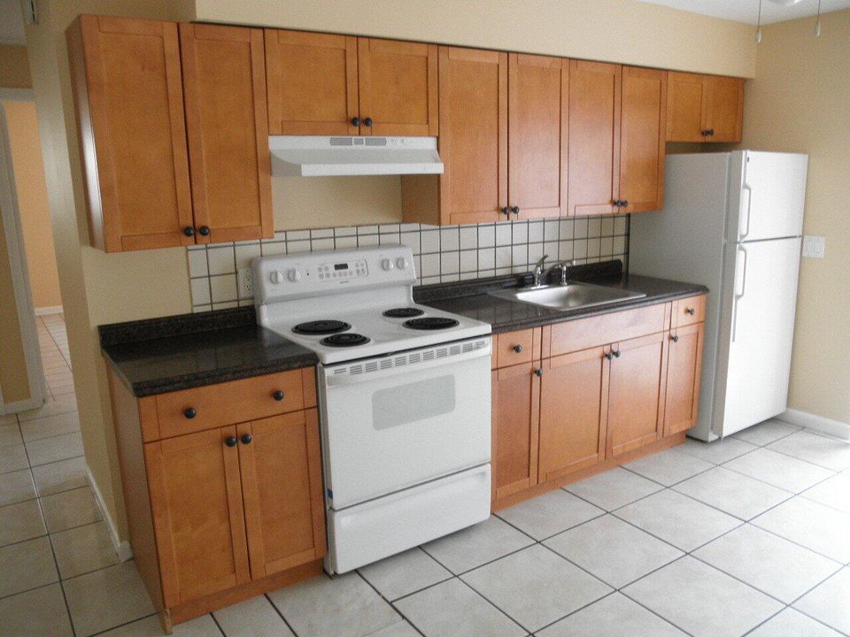 For Rent: $1,800 (2 beds, 1 baths, 879 Square Feet)