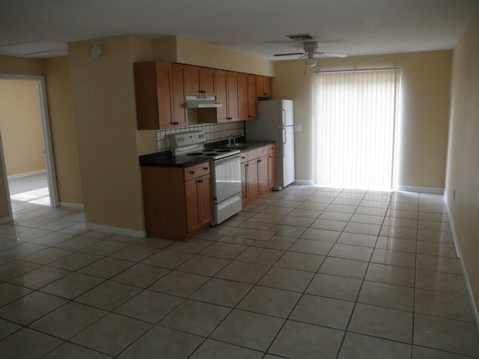 For Rent: $1,800 (2 beds, 1 baths, 879 Square Feet)