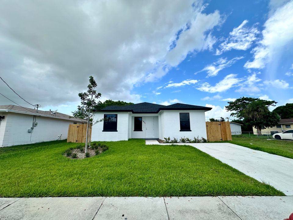 For Sale: $419,000 (5 beds, 2 baths, 1640 Square Feet)