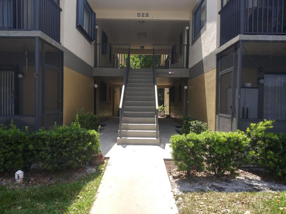 For Rent: $2,000 (2 beds, 2 baths, 887 Square Feet)