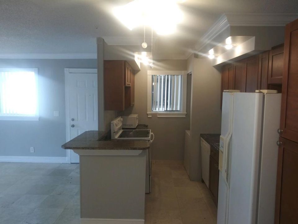 For Rent: $2,000 (2 beds, 2 baths, 887 Square Feet)