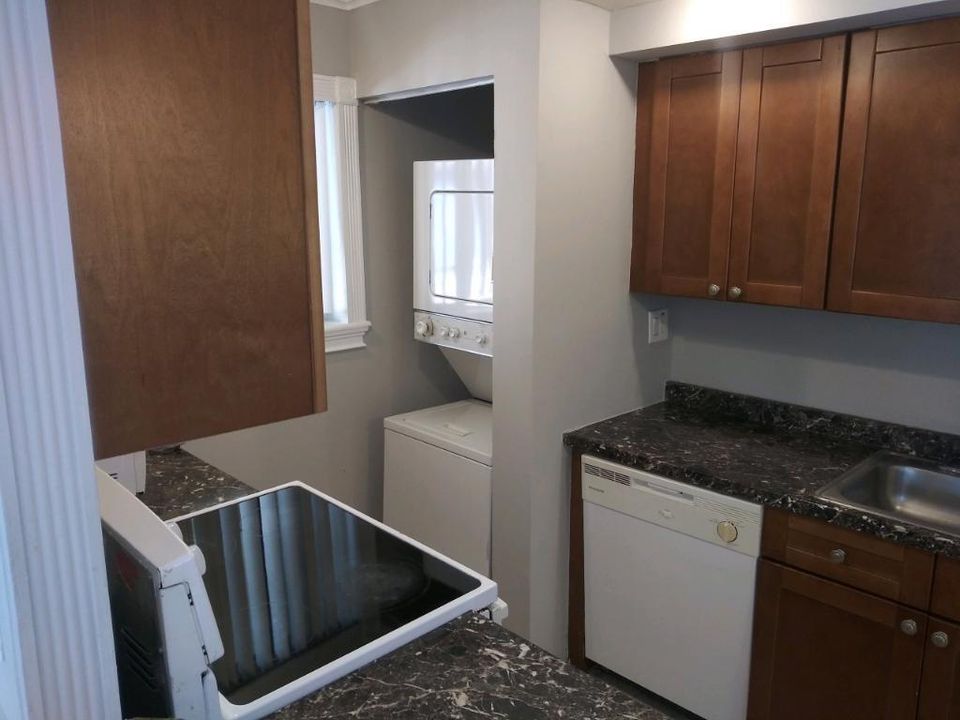 For Rent: $2,000 (2 beds, 2 baths, 887 Square Feet)