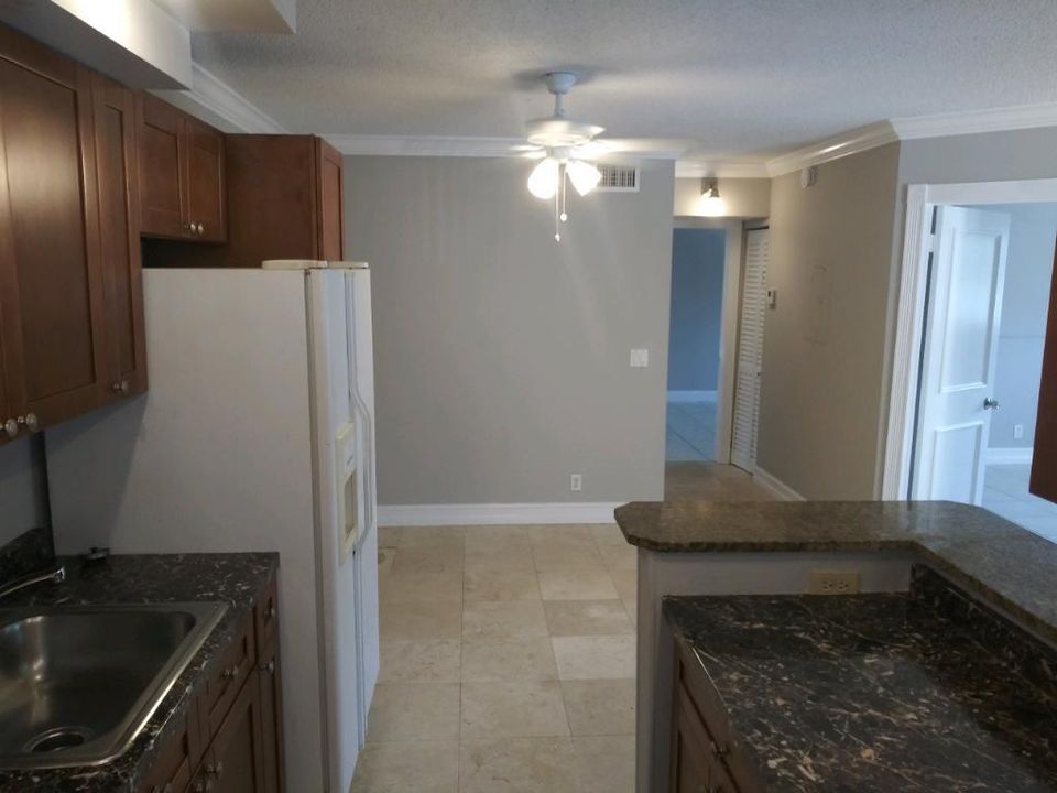 For Rent: $2,000 (2 beds, 2 baths, 887 Square Feet)