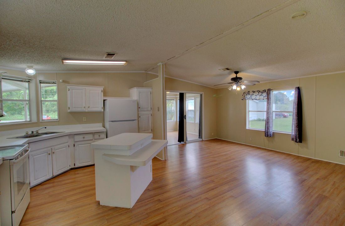For Sale: $165,000 (2 beds, 2 baths, 1018 Square Feet)