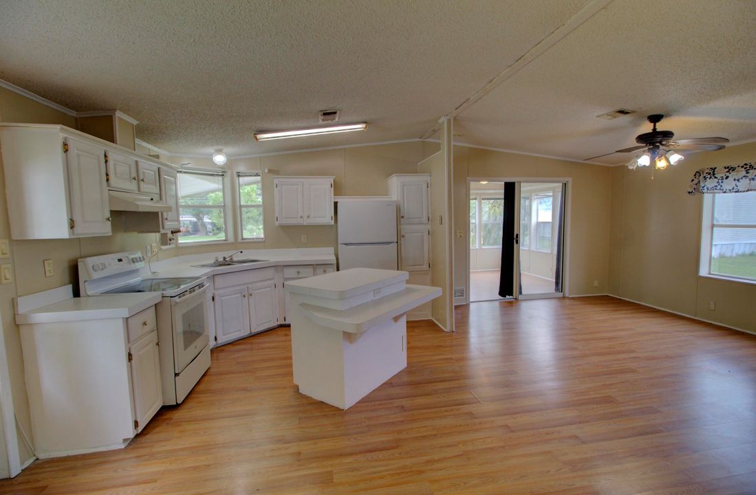For Sale: $165,000 (2 beds, 2 baths, 1018 Square Feet)