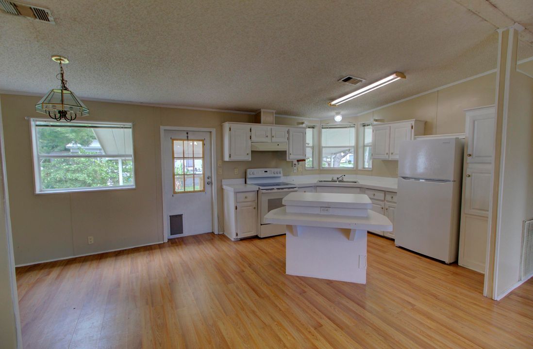 For Sale: $165,000 (2 beds, 2 baths, 1018 Square Feet)