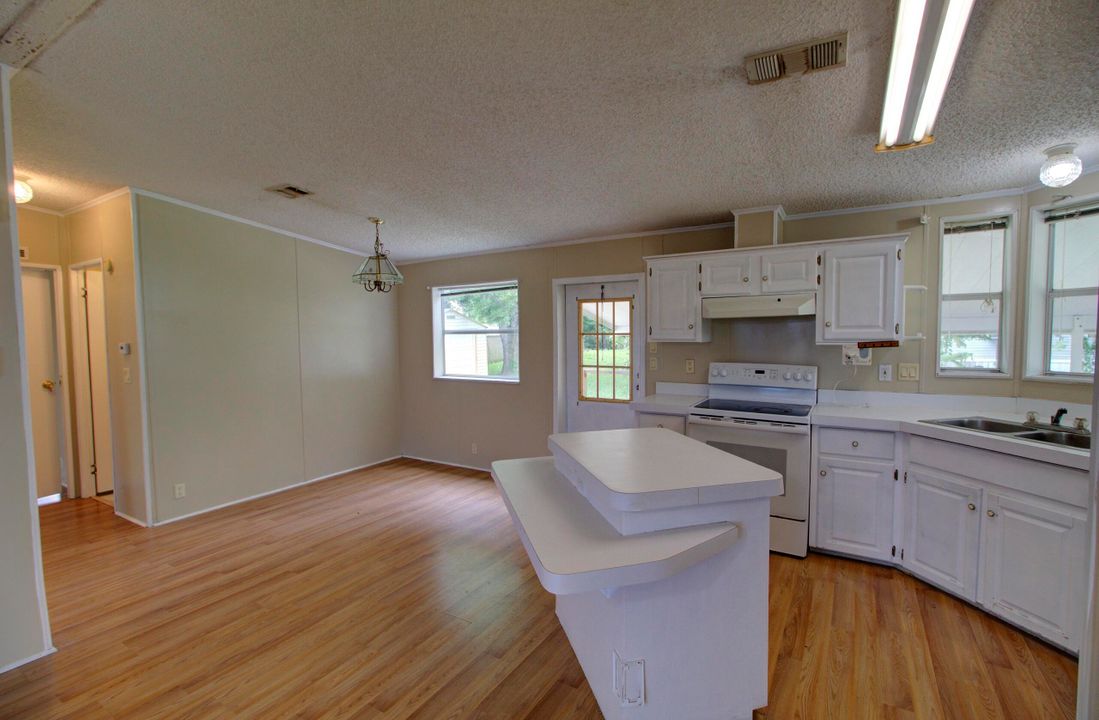 For Sale: $165,000 (2 beds, 2 baths, 1018 Square Feet)