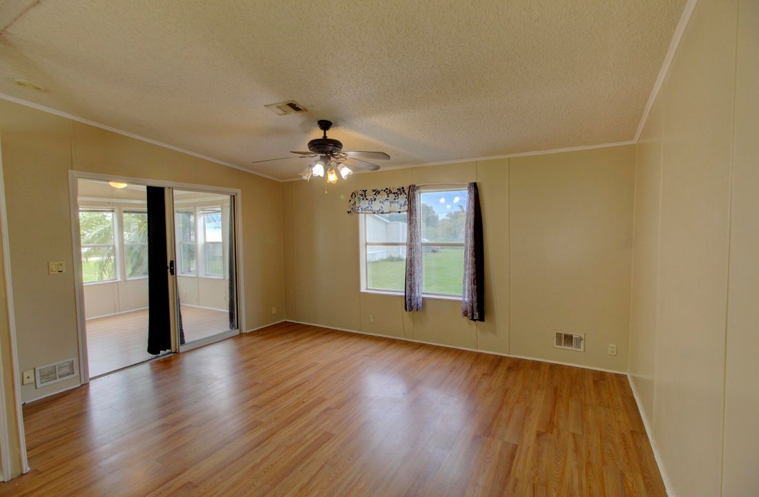 For Sale: $165,000 (2 beds, 2 baths, 1018 Square Feet)