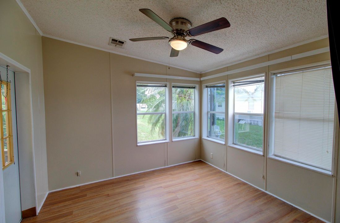 For Sale: $165,000 (2 beds, 2 baths, 1018 Square Feet)