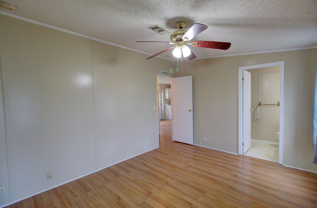 For Sale: $165,000 (2 beds, 2 baths, 1018 Square Feet)