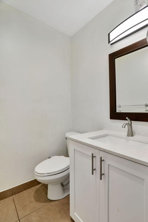 For Sale: $237,000 (2 beds, 1 baths, 882 Square Feet)