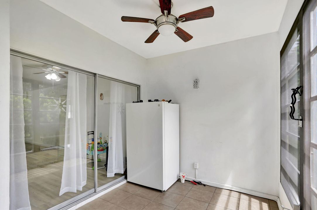 For Sale: $237,000 (2 beds, 1 baths, 882 Square Feet)