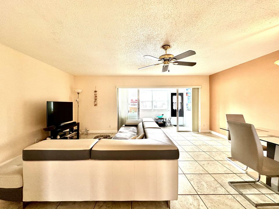 For Sale: $155,000 (1 beds, 1 baths, 775 Square Feet)