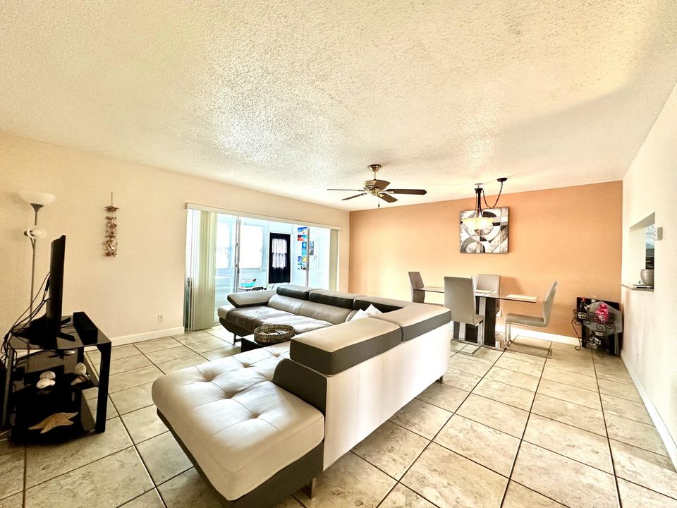 For Sale: $155,000 (1 beds, 1 baths, 775 Square Feet)