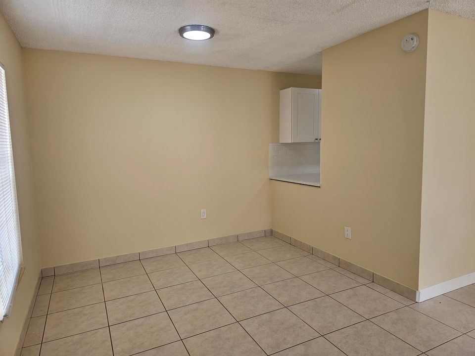 For Rent: $2,200 (2 beds, 1 baths, 968 Square Feet)