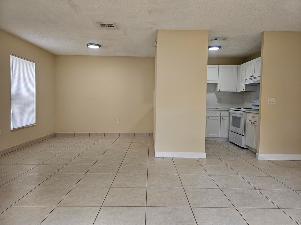 For Rent: $2,200 (2 beds, 1 baths, 968 Square Feet)