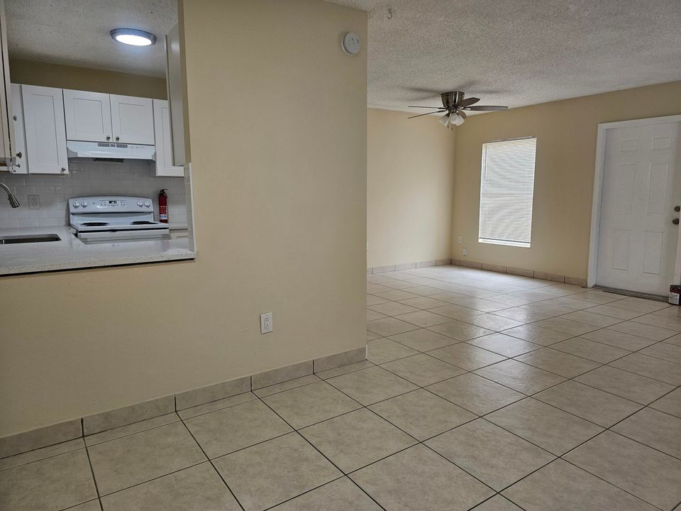 For Rent: $2,200 (2 beds, 1 baths, 968 Square Feet)