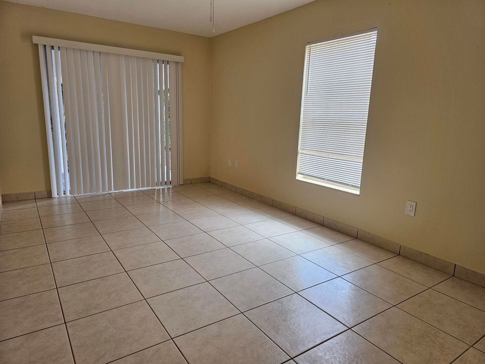 For Rent: $2,200 (2 beds, 1 baths, 968 Square Feet)