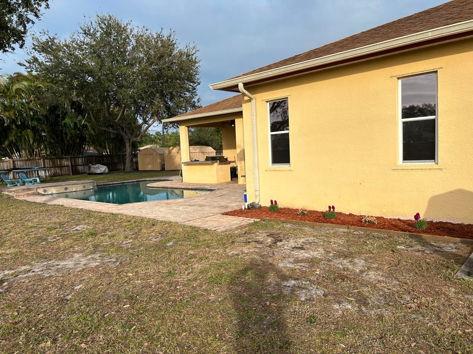 For Sale: $510,000 (5 beds, 3 baths, 2352 Square Feet)