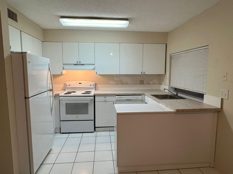 For Rent: $1,700 (2 beds, 1 baths, 840 Square Feet)