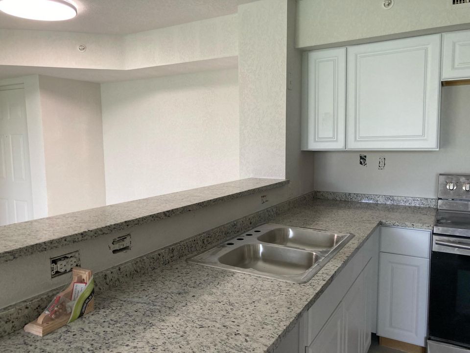 For Rent: $2,350 (2 beds, 2 baths, 1076 Square Feet)